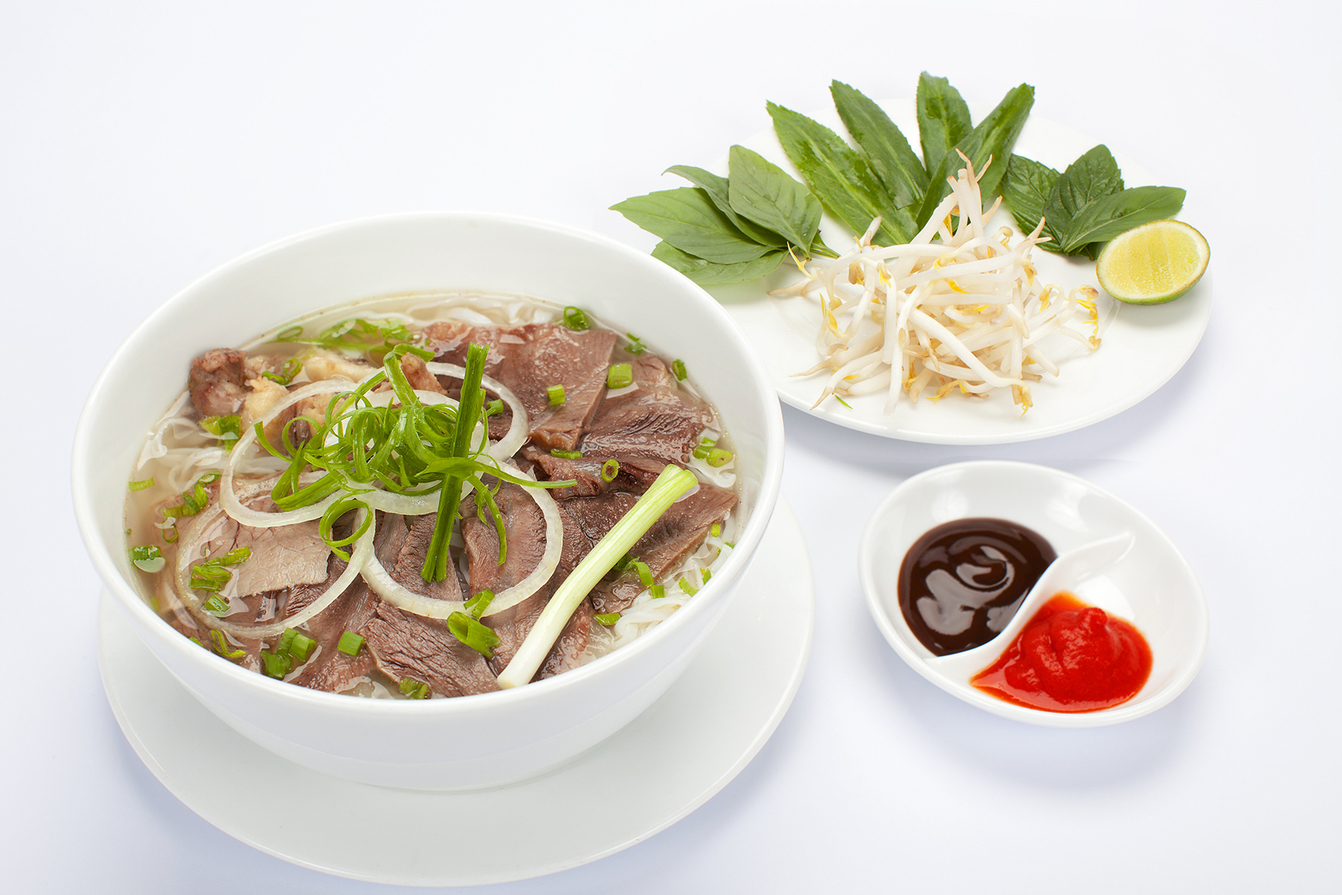 вьетнамский суп ФО с тарелкой ростков и соусами